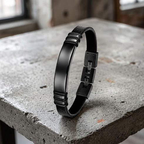 Detailaufnahme des schwarzen BLACK JACK Lederarmbands mit Edelstahl Gravurplatte