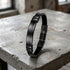 Detailaufnahme des schwarzen BLACK JACK Lederarmbands mit Edelstahl Gravurplatte