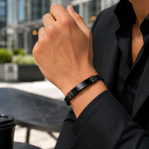 Schwarzes personalisierbares Herrenarmband BLACK JACK am Handgelenk getragen