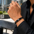 Schwarzes personalisierbares Herrenarmband BLACK JACK am Handgelenk getragen