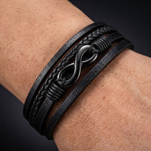BLACK NICE am Handgelenk Nahaufnahme – schwarzes Infinity Lederarmband, Talisman für Freundschaft Uniqal