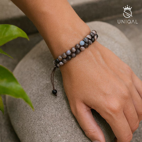 Unisex Botswana-Achat-Armband am Handgelenk getragen – eleganter Look für Männer und Frauen mit Stil und Balance.