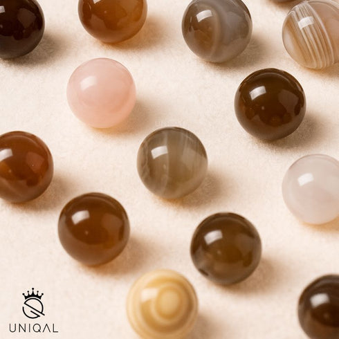 Makroaufnahme der Botswana-Achat-Perlen – natürliche Maserung in Braun- und Beigetönen, Symbol für Schutz und Heilung.