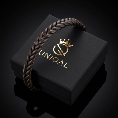 BROWN BRAID aus braunem Flechtleder auf einer schwarzen Geschenkbox mit goldenem UNIQAL-Schriftzug und Kronenlogo