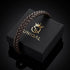 BROWN BRAID aus braunem Flechtleder auf einer schwarzen Geschenkbox mit goldenem UNIQAL-Schriftzug und Kronenlogo