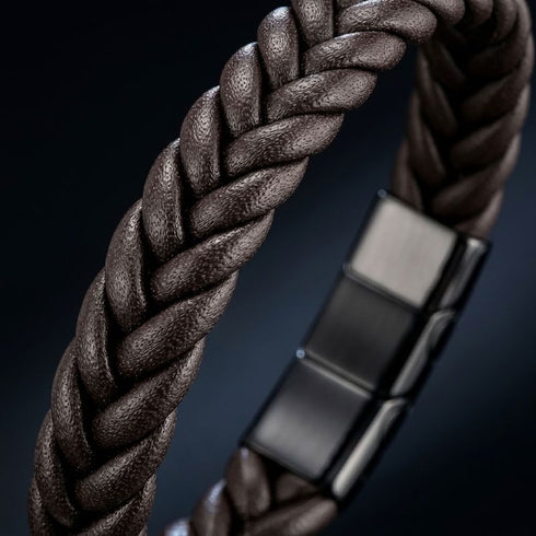 Nahaufnahme der braunen Zopfflechtung des BROWN BRAID Lederarmbands mit sichtbarer Lederstruktur und dunklem Edelstahlverschluss im Hintergrund