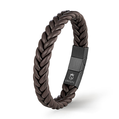 BROWN BRAID Lederarmband aus braunem geflochtenem Echtleder mit dunklem Magnetverschluss und UNIQAL-Logo auf weißem Hintergrund