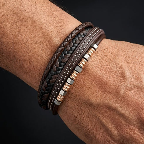 BROWN BRICS am Handgelenk – braunes Echtleder, Rosegold Akzente, individuell gravierbar Uniqal