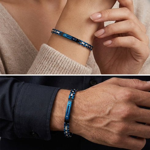 CATENA uniqal Designer Armband mit blauen Details kombiniert mit Business Outfit und urbanem Lifestyle Ambiente
