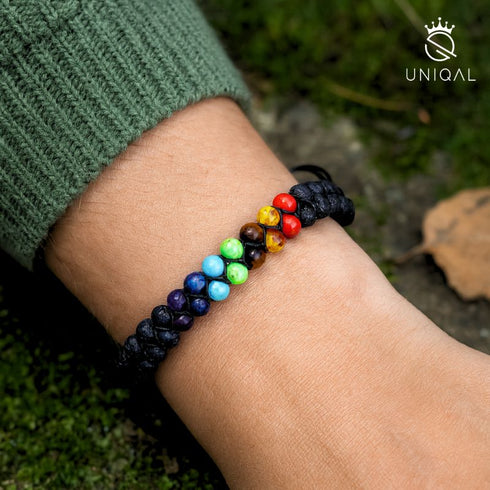 ragebild am Handgelenk – feminine Ausstrahlung mit Chakra-Energie