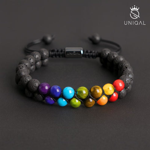 Dunkler Hintergrund für starke Kontraste – spiritueller Look mit Chakra-Fokus