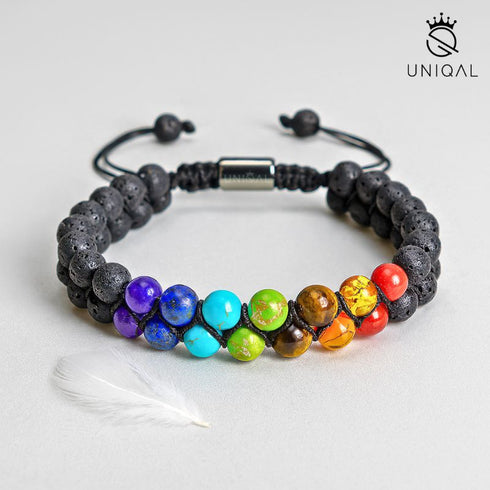 Ästhetisches Flatlay mit Chakra-Armband und Feder – Leichtigkeit & Klarheit