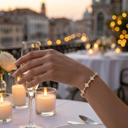 Edles Moissanit Armband mit Blumenmotiv in stilvoller Dinner Szene getragen, glänzende Goldoptik mit moderner Luxuswirkung.