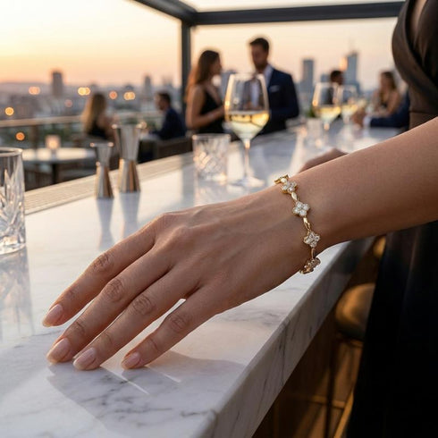 Hochwertiges Schmuckarmband mit floralen Elementen und Moissanit Besatz am Handgelenk in urbaner Lifestyle Atmosphäre.