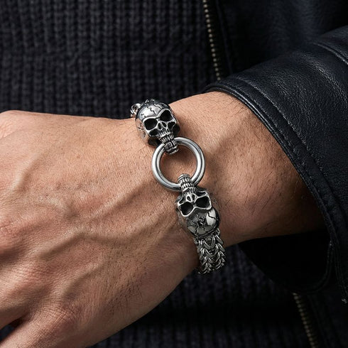 Biker Armband mit Totenkopf Design aus Edelstahl, sauberer weißer Studiohintergrund