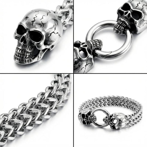 Herren Totenkopf Armband aus Edelstahl in Silber mit Ringverschluss auf weißem Hintergrund
