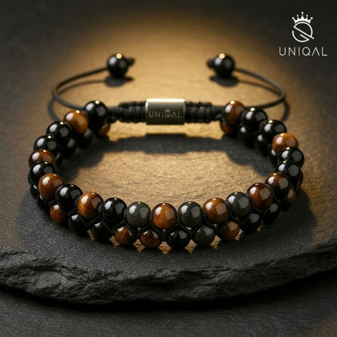 Nahaufnahme eines Natursteinarmbands aus Onyx, Tigerauge und Hämatit – detaillierte Perlenstruktur, hochwertige Verarbeitung, Makramee-Verschluss.