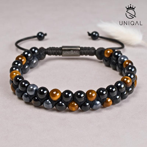 Edelsteinarmband aus Tigerauge und Hämatit – zweireihig, handgefertigt, Makramee-Verschluss, Nahaufnahme auf edler Präsentationsfläche.