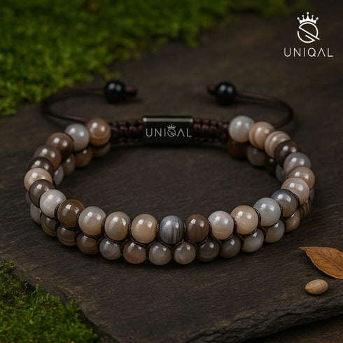 Detailaufnahme des Botswana-Achat-Armbands – doppelte Reihe polierter 6 mm Natursteinperlen mit brauner Makramee-Schnur.