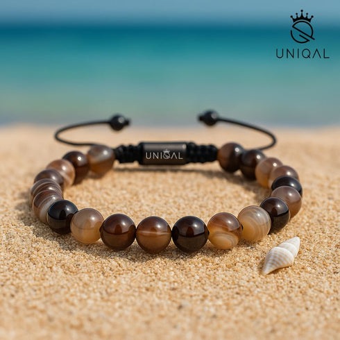 Botswana Achat Edelsteinarmband auf Sandstrand mit Muschel – Stein der Ruhe, Stärke und positiven Lebensenergie