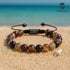 Botswana Achat Edelsteinarmband auf Sandstrand mit Muschel – Stein der Ruhe, Stärke und positiven Lebensenergie