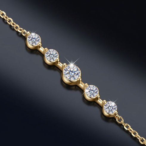 Detail des ELARA 14K GOLD Armbands mit fünf farblosen Moissaniten im Rund-Brillantschliff und goldplattierten Fassungen – UNIQAL.