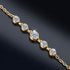 Detail des ELARA 14K GOLD Armbands mit fünf farblosen Moissaniten im Rund-Brillantschliff und goldplattierten Fassungen – UNIQAL.