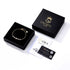 ELARA 14K GOLD Armband im geöffneten UNIQAL Schmucketui, daneben die schwarze Geschenkbox und der GRA-Zertifikat mit Karte.