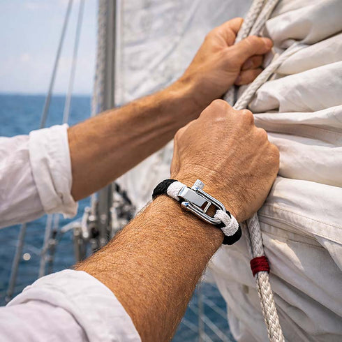 Zeitloser Schmuck QUERENCIA am Handgelenk mit maritimer Balance und klarer Linienführung von Uniqal