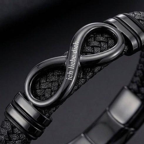 UNIQAL ENDLESS BLACK in Nahaufnahme mit der Gravur „ich liebe dich“ entlang des schwarzen Unendlichkeitssymbols