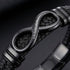 UNIQAL ENDLESS BLACK in Nahaufnahme mit der Gravur „ich liebe dich“ entlang des schwarzen Unendlichkeitssymbols