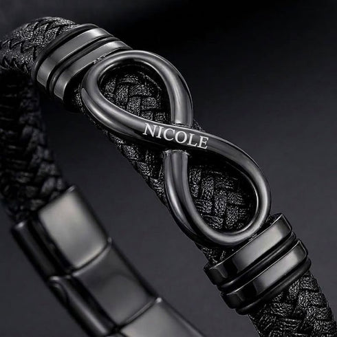 Namensgravur auf dem schwarzen Infinity-Element des UNIQAL ENDLESS BLACK mit geflochtenem Leder und Ringdetails