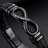 Namensgravur auf dem schwarzen Infinity-Element des UNIQAL ENDLESS BLACK mit geflochtenem Leder und Ringdetails