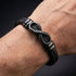 UNIQAL ENDLESS BLACK am Handgelenk mit zwei gravierten Namen und einem Herz auf dem schwarzen Infinity-Element