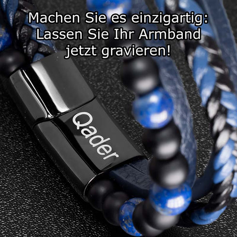 UNIQAL FANCY LAPIS LAZULI: Nahaufnahme des schwarzen Magnetverschlusses mit Namensgravur neben blauen und schwarzen Perlen.