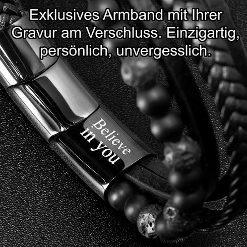 UNIQAL FANCY LAVA: schwarzer Verschluss mit der Gravur „Believe in you“ neben Lavasteinperlen und schwarzem Leder.