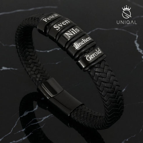 Familienarmband aus schwarzem Leder mit hochwertiger Gravur und polierten Metallelementen.