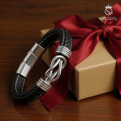 Luxuriös verpacktes Herrenarmband – schwarzes Echtleder mit weißen Nähten und silbernem Infinity-Element.