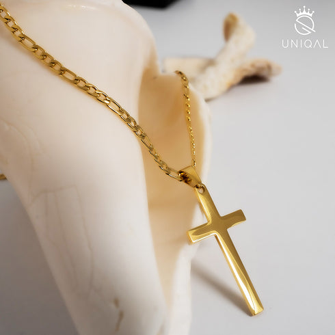 Vergoldete Kreuzkette für Herren – 18K Gold, Figarogliederung, auf weißem Hintergrund mit gliederkette