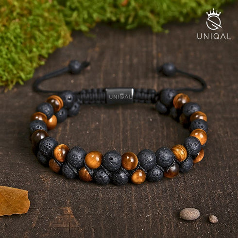 Armband aus Lavastein und Tigerauge auf Waldboden – Erdung, Schutz und Harmonie im Fokus