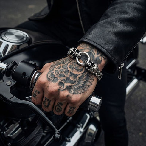 Silbernes Herren Armband mit Totenköpfen und Kettenstruktur aus Edelstahl