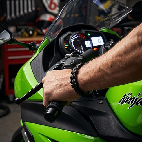 Schwarzes Lederarmband mit Motorradketten-Element am Handgelenk eines Mannes