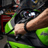 Schwarzes Lederarmband mit Motorradketten-Element am Handgelenk eines Mannes