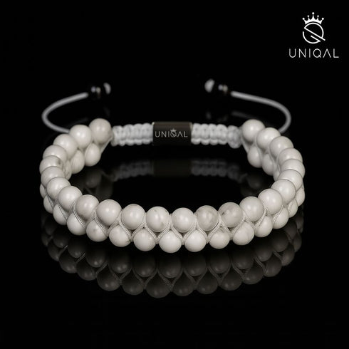 Modernes Howlith-Armband auf glänzender Oberfläche – klare Linien & luxuriöser Look