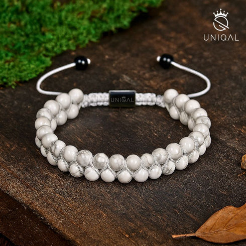 Howlith Armband auf dunklem Holz mit Moos – naturverbunden und erdend