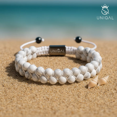 Zweireihiges Howlith-Armband aus Natursteinen am Strand mit Muscheln – Sommerfeeling pur