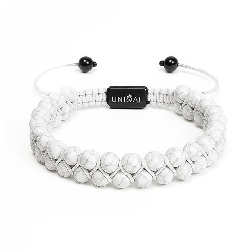 Zweireihiges Armband aus weißen Howlith-Edelsteinperlen – minimalistischer Look auf weißem Hintergrund