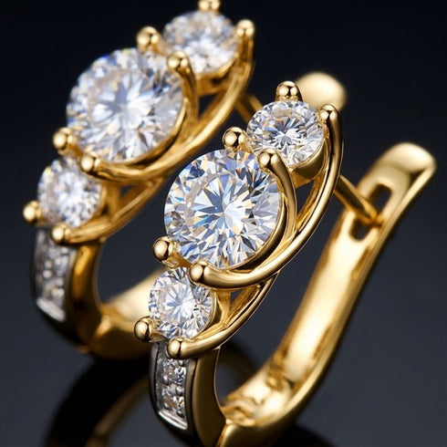 ISADORA Moissanit Creolen 14K Gold – Seitenansicht am Ohr einer Frau mit dunklem Haar, warmes Licht, Uniqal