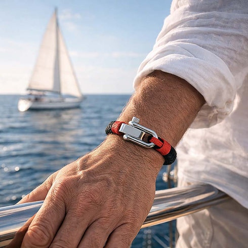 Klassisches Armband SERENITY in Schwarz und Rot am Handgelenk mit mariner Ausstrahlung von Uniqal Segeln Yacht Meer Wasser