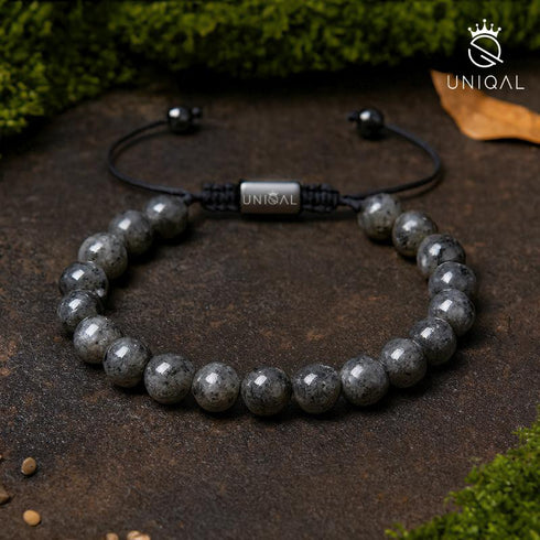 Erdendes Labradorit-Armband mit tiefgrauen Edelsteinen – aufgenommen auf Naturgrund mit Moos